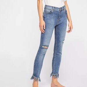 FREE PEOPLE Great Heights Frayed Skinny Jeans 🩵